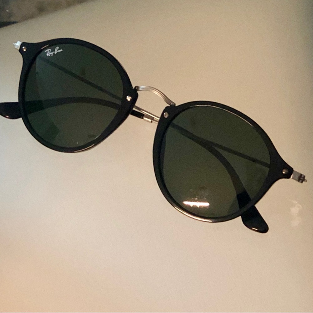 Black Round Fleck Ray-Bans